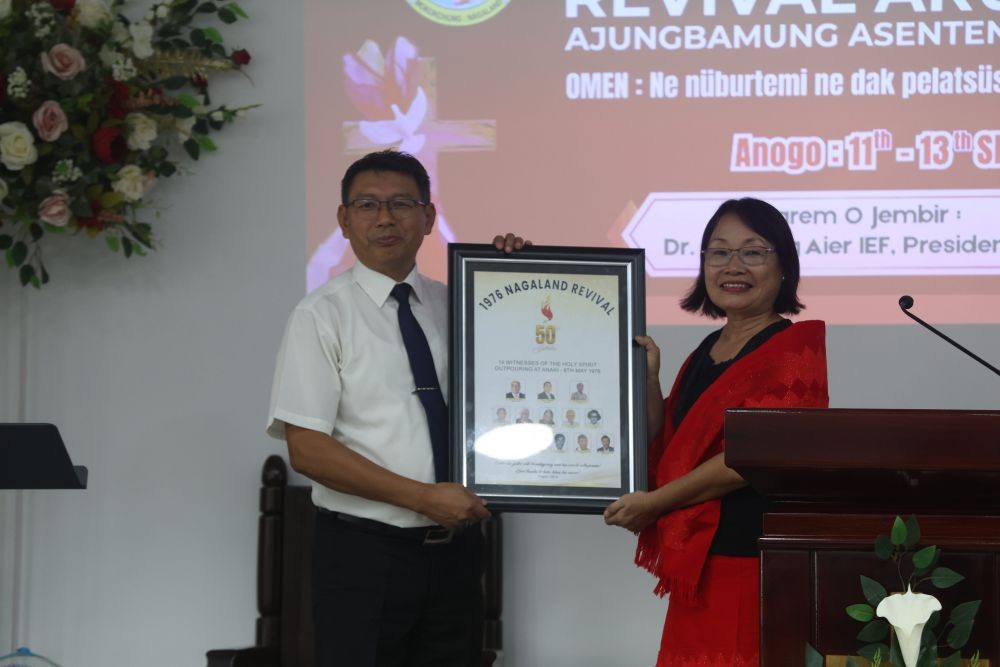 Asangla Luen, daughter of Rev M I Luen, one of the main initiators of the Nagaland revival movement, presents a memento depicting pioneers of the revival days of the 1970s to the CTBA.